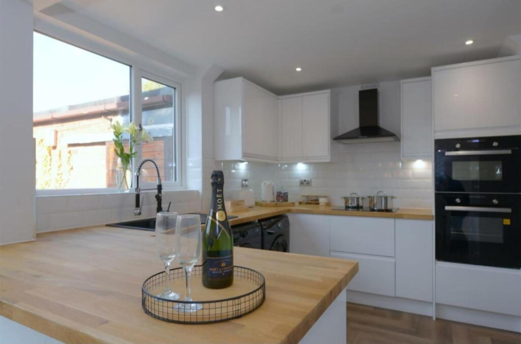Modern 3 Bedroom Property With Free Driveway Parking By Shire Stays Shrewsbury Exterior foto